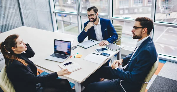 Les Commerçants Professionnels Discutent Informations Financières Lors Une Conférence Partenariat — Photo