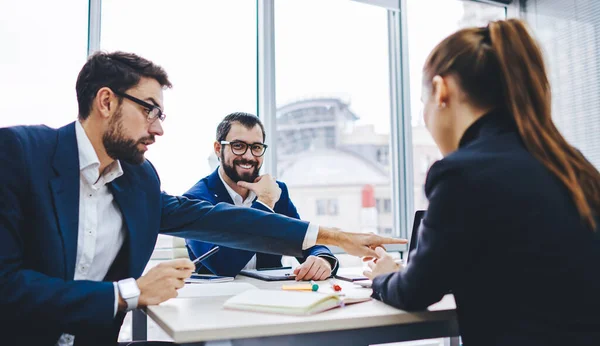 Retrato Empresario Masculino Alegre Gafas Ópticas Sonriendo Cámara Mientras Colegas — Foto de Stock