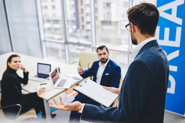 Verschwommene Männliche Und Weibliche Kollegen Die Tisch Sitzen Und Während — Stockfoto