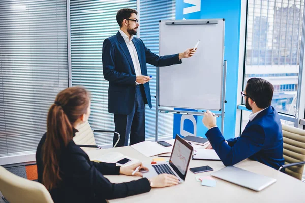 Kaukasische Männliche Führungspersönlichkeit Formaler Kleidung Erklärt Geschäftsinformationen Während Der Coaching — Stockfoto