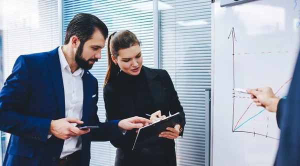 Männliche Und Weibliche Führungskräfte Offizieller Kleidung Büro Diskutieren Details Für — Stockfoto