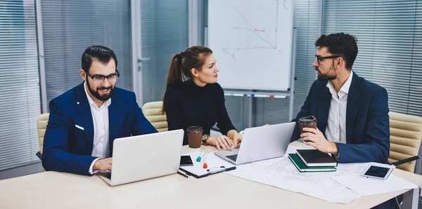 Mannelijke Vrouwelijke Professionele Ondernemers Analyseren Van Informatie Van Website Laptop — Stockfoto