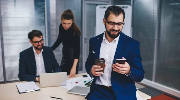 Zelfverzekerde Mannelijke Ceo Gekleed Formele Kleding Controleren Mail Voor Updates — Stockfoto