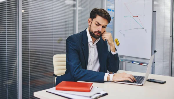 Umfangreiche Männliche Direktor Formalen Anzug Bekleidet Nachdenklich Wegschauen Während Desktop — Stockfoto