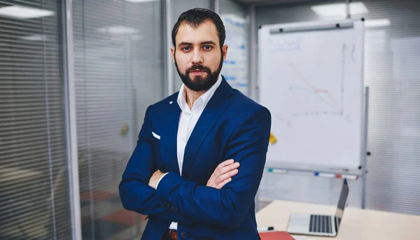 Retrato Metade Comprimento Chefe Masculino Bem Sucedido Vestido Terno Elegante — Fotografia de Stock