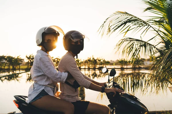 Sidovy Anonyma Par Masker Och Glasögon Kör Motorcykel Hjälmar Och — Stockfoto