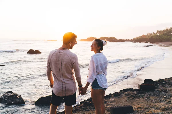 Vue Arrière Homme Une Femme Méconnaissables Profitant Coucher Soleil Été — Photo