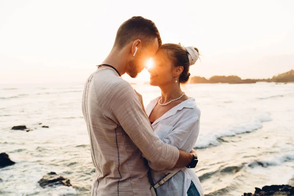 Vista Laterale Uomo Donna Amorosi Abiti Eleganti Che Abbracciano Mentre — Foto Stock