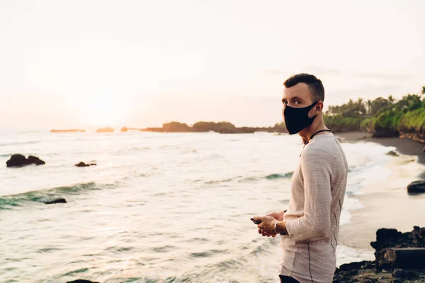 Viajero Masculino Anónimo Con Camisa Elegante Máscara Protectora Mirando Cámara — Foto de Stock