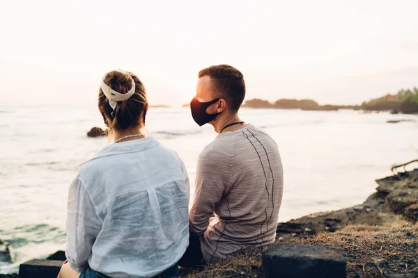 Rückansicht Des Anonymen Typs Und Der Dame Die Der Nähe — Stockfoto