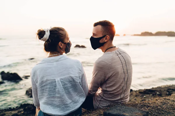 Allegro Femminile Uomo Seduto Sulla Riva Del Mare Maschere Facciali — Foto Stock