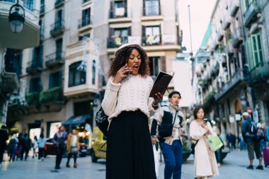 Duygusal dışavurumcu koyu tenli kadın operatörle duygusal hücresel konuşma yapıyor bağırıyor, kızgın Afrikalı Amerikalı kadın cep telefonuyla sokakta yüksek sesle konuşmaktan rahatsız oluyor.