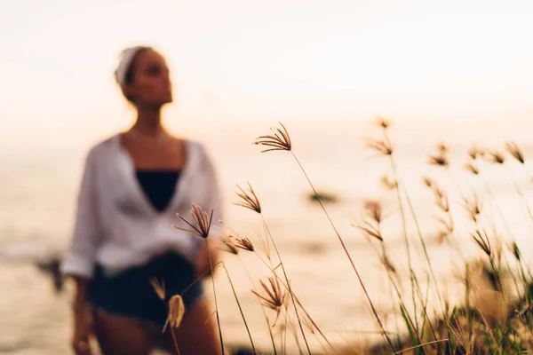 Névtelen Női Turista Fehér Ingben Áll Közel Szántóföldi Növények Strandon — Stock Fotó