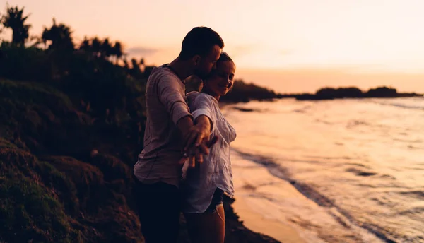 Vista Lateral Del Hombre Relajado Cogido Mano Con Novia Mientras — Foto de Stock