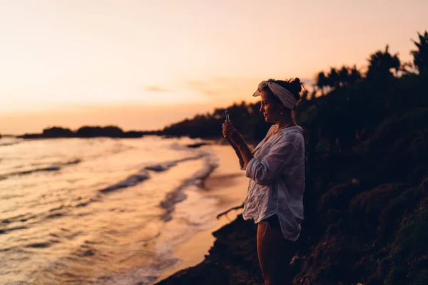 Zijaanzicht Van Een Vrouw Die Tegen Palmbomen Staat Foto Maakt — Stockfoto