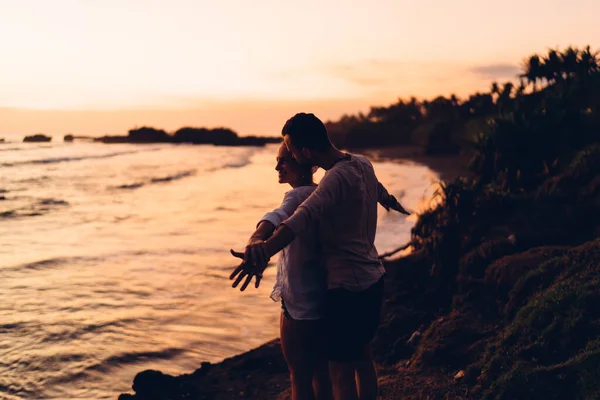 Van Bovenaf Van Mannelijke Reiziger Staan Achter Vrouw Met Uitgestrekte — Stockfoto