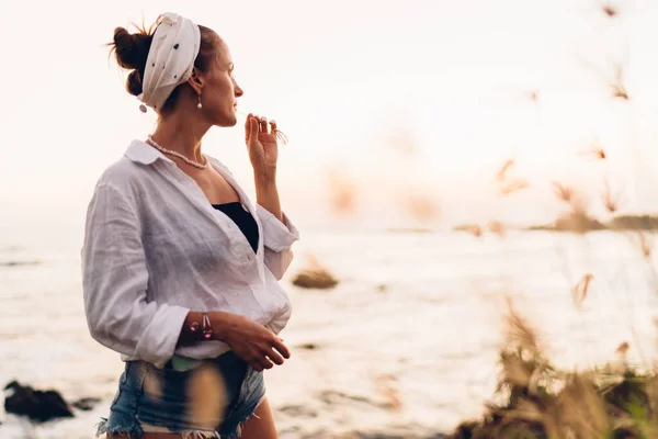 Seitenansicht Einer Nachdenklichen Reisenden Jeanshosen Die Wegschaut Während Sie Mit — Stockfoto