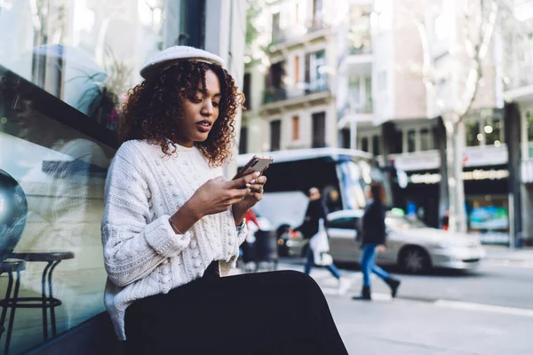 Ganska Mörkhyade Kvinnliga Influencer Dela Innehåll Sociala Nätverk Sitter Bänk — Stockfoto