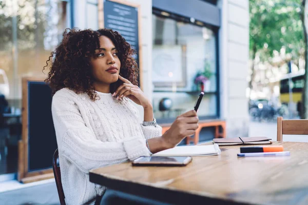 Side View Pensive Afro Amerikaanse Vrouw Casual Kleding Zitten Aan — Stockfoto