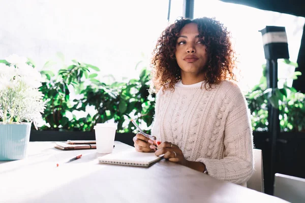 Mooie Krullend Donker Gevilde Vrouw Zitten Cafe Terras Nadenken Ideeën — Stockfoto