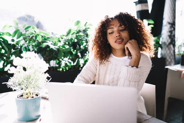 Mujer Afroamericana Positiva Con Ropa Casual Sentada Mesa Cafetería Calle — Foto de Stock