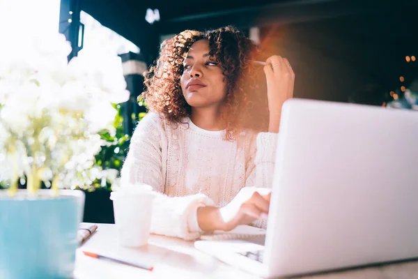 Positiv Afroamerikansk Kvinna Avslappnade Kläder Sitter Moderna Café Och Arbetar — Stockfoto