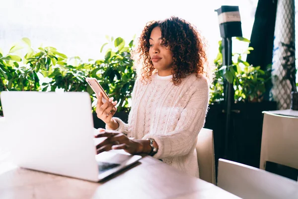 Ernsthafte Afroamerikanerin Lässiger Kleidung Sitzt Einem Holztisch Einem Modernen Café — Stockfoto