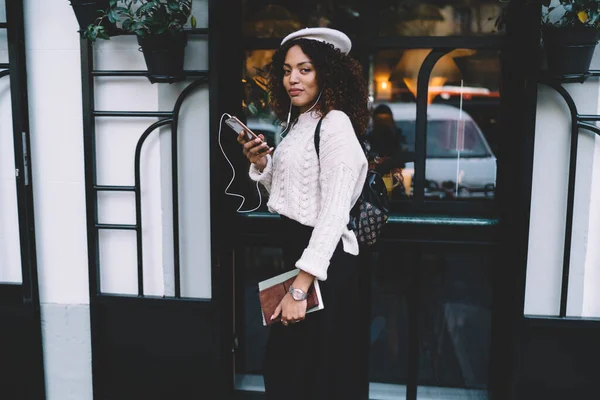 Porträtt Mörkhyade Kvinna Trendiga Kläder Promenader Stadens Gata Håller Mobiltelefon — Stockfoto