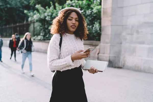 Retrato Metade Comprimento Bela Estudante Hipster Pele Escura Andando Rua — Fotografia de Stock