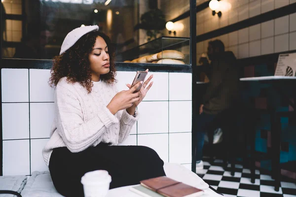 Senhora Étnica Jovem Concentrada Com Cabelo Afro Roupas Moda Boina — Fotografia de Stock