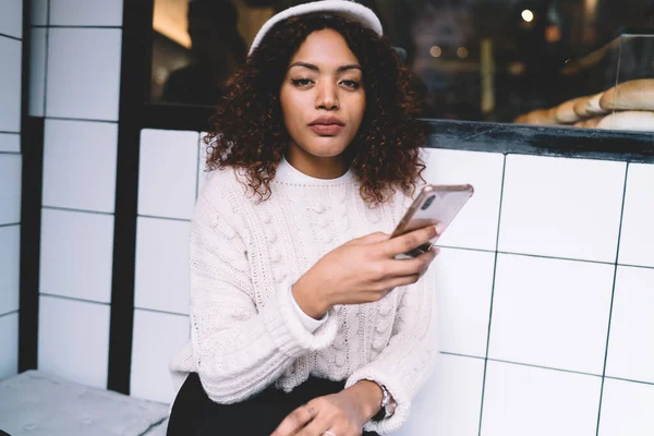 Художня Молода Афроамериканська Жінка Стильному Береті Светр Читають Повідомлення Смартфоні — стокове фото