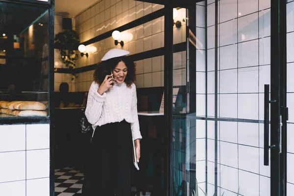 Smiling Dark Skinned Woman Trendy Wear Laving Cafe Talking Mobile — Stock Photo, Image