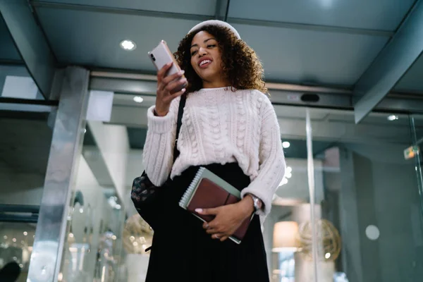 Mörkhyad Kvinna Trendigt Slitage Promenader Och Kontrollera Meddelanden Smartphone Glad — Stockfoto