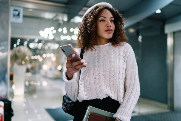 Ung Självsäker Afroamerikansk Kvinnlig Anställd Snygg Outfit Kontrollera Tid Smartphone — Stockfoto