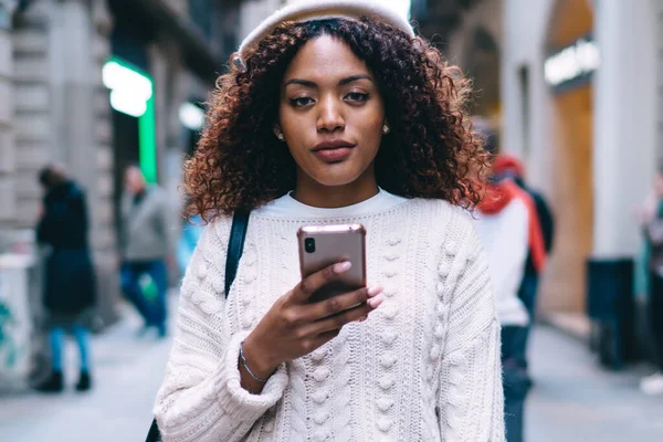 Портрет Красивої Темношкірої Кучерявої Жінки Тримає Сучасний Смартфон Підключений Інтернету — стокове фото