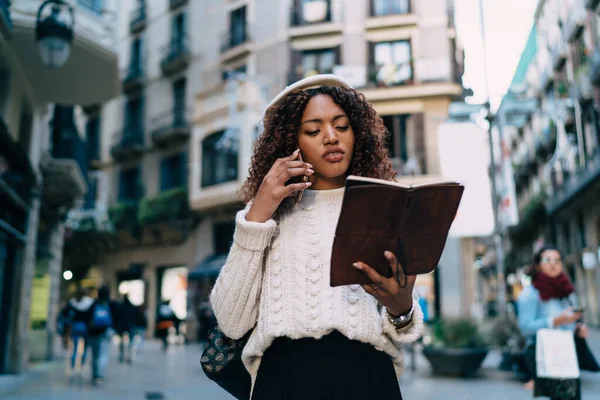 Studentessa Dalla Pelle Scura Pensierosa Abiti Alla Moda Con Mano — Foto Stock