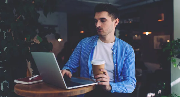 Kaukasische Männliche Profi Überprüfung Programm Text Auf Modernen Laptop Computer — Stockfoto