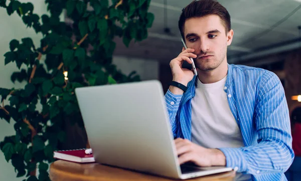 Programmatore Esperto Che Chiama Servizio Clienti Fare Conversazione Consulenza Cellulare — Foto Stock