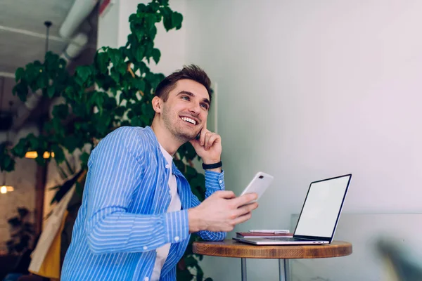 Szczęśliwy Biały Mężczyzna Freelancer Urządzeniem Komórkowym Ręku Uśmiecha Się Podczas — Zdjęcie stockowe