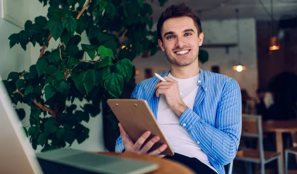 Omul Afaceri Zâmbitor Uzură Casual Uitându Cameră Folosind Laptop Luând — Fotografie, imagine de stoc