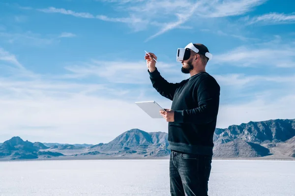 Unerkennbarer Bärtiger Mann Trägt Headset Zum Testen Von App Und — Stockfoto