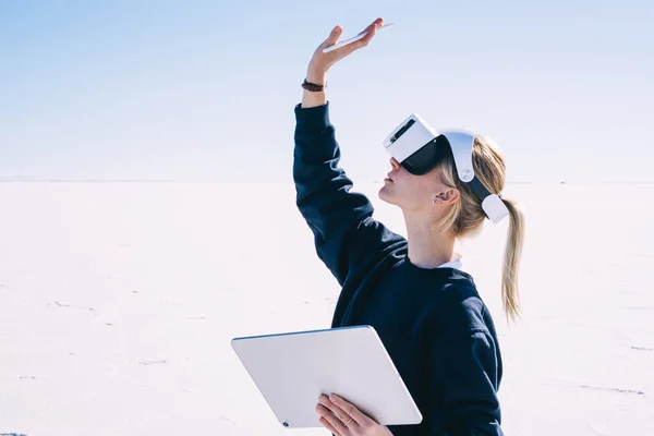 Молода Вдумлива Жінка Яка Дивиться Себе Насолоджуючись Досвідом Віртуальної Реальності — стокове фото