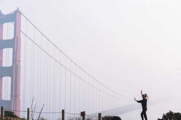 Side View Unrecognizable Modern Lady Testing Goggles Golden Gate Bridge — Stock Photo, Image