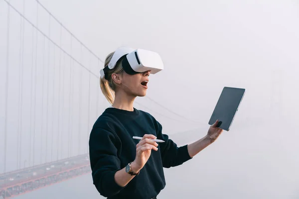 Erstaunte Frau Versucht Virtual Reality Erfahrung Mit Headset Und Mit — Stockfoto