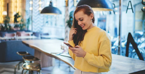 Boldog Hipszter Lány Használja Mobiltelefon Eszköz Mobilitás Során Online Hálózatépítés — Stock Fotó