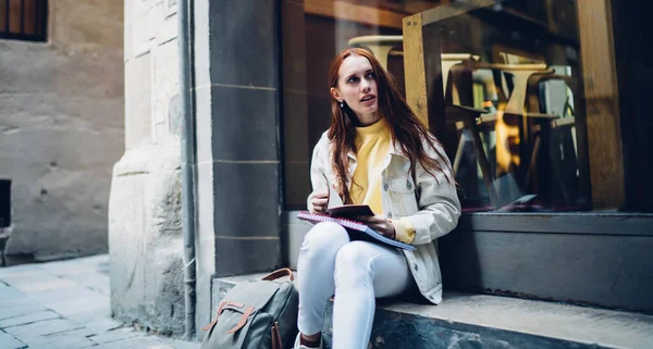 Mooie Jonge Vrouw Met Open Notebook Die Wegkijkt Met Nieuwsgierige — Stockfoto