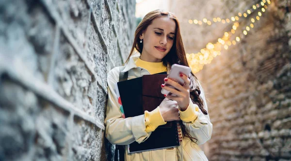 Menina Hipster Atraente Busca Bate Papo Line Para Mensagens Dispositivo — Fotografia de Stock