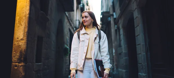 Muito Sorridente Interessado Jovem Mulher Com Mochila Copybooks Casaco Quente — Fotografia de Stock