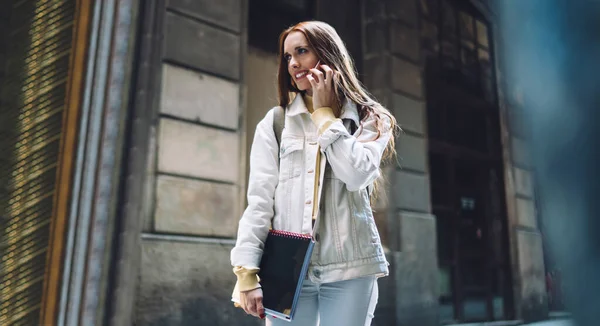 Mujer Joven Contenta Bastante Sonriente Con Mochila Copybooks Chaqueta Caliente —  Fotos de Stock