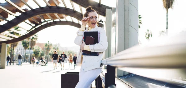 Vista Lateral Una Joven Estudiante Sorprendida Con Libros Texto Quitándose — Foto de Stock